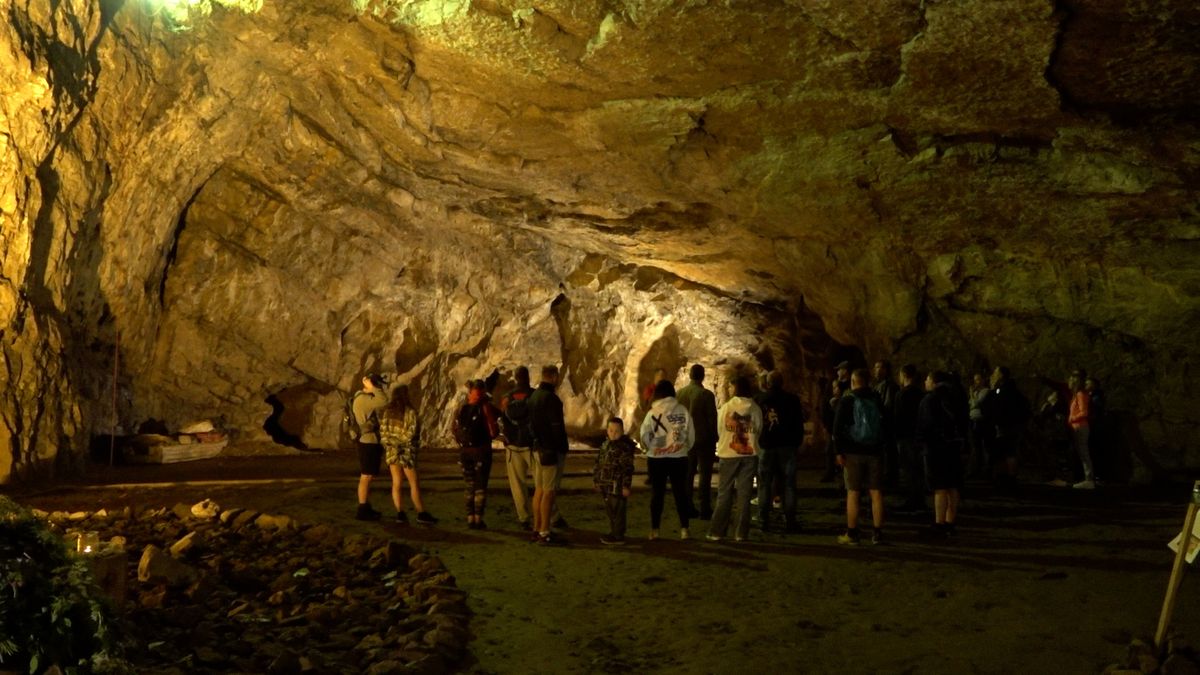 Jeskyně Býčí skála bývala pravěkou svatyní. Výjimečně je otevřená veřejnosti